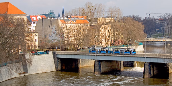 Mkną po mostach wrocławskie tramwaje