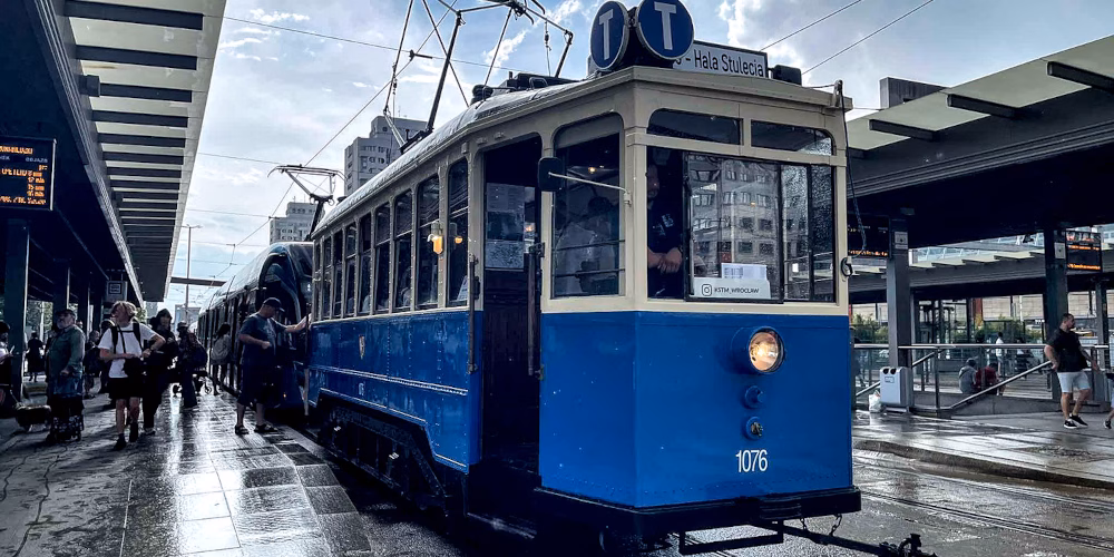 Goście z Krakowa rozdadzą obwarzanki… w tramwaju!
