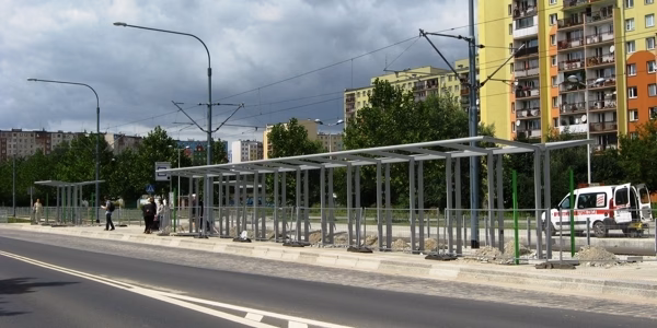 Wiaty dla Tramwaju Plus są już montowane