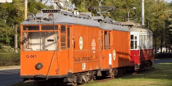 Dlaczego zabytkowe tramwaje stoją obok zajezdni?