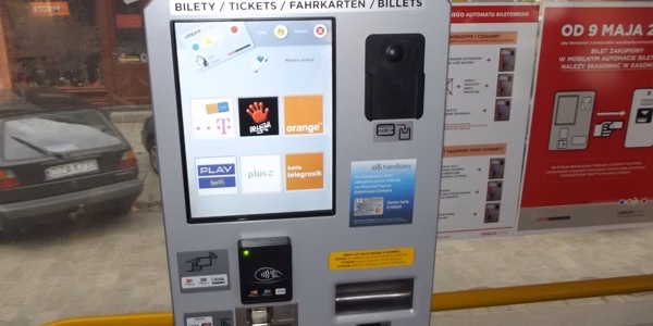 Doładuj telefon w mobilnym automacie