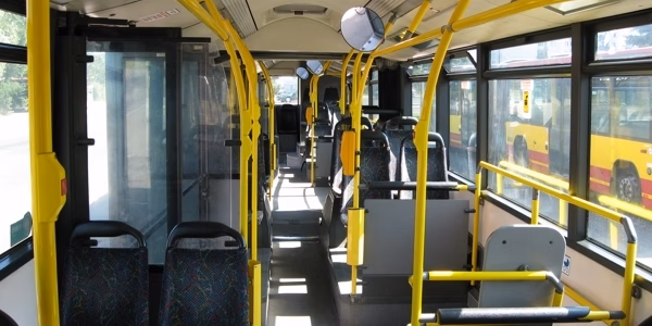 Informacja pasażerska na wyświetlaczach w pojazdach KM