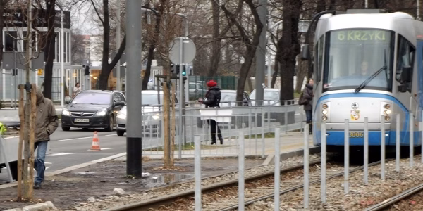 ZDiUM montuje barierki na Powstańców Śląskich
