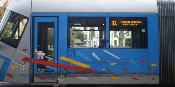 Kolizja Plusa na ul. Podwale (ZDJĘCIA)