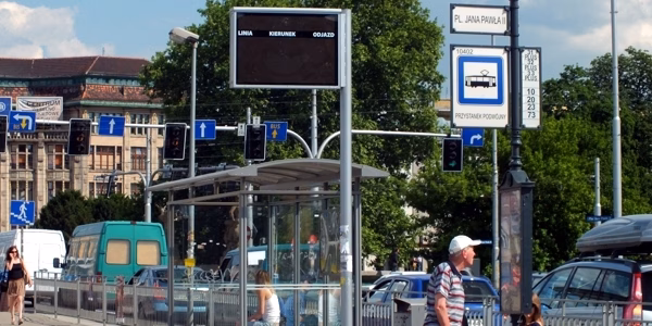 Montują LEDowe tablice SIP na przystankach (ZDJĘCIA)