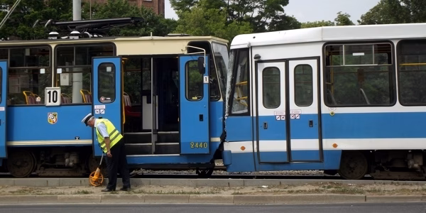 Zderzenie tramwajów na pl. Społecznym (ZDJĘCIA)