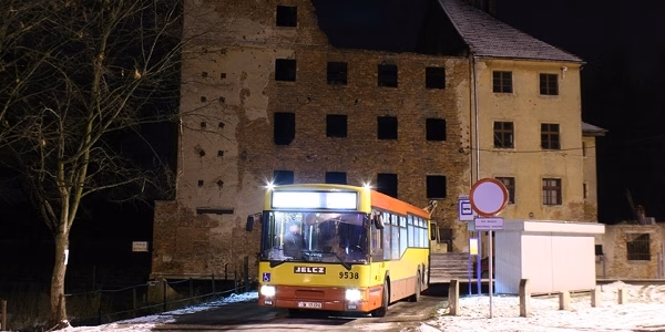 Do nocnego tylko przednimi drzwiami i z biletem