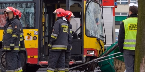 Autobus wjechał w przystanek (ZDJĘCIA)