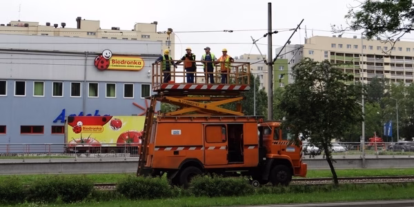 Zerwana sieć trakcyjna na Lotniczej (ZDJĘCIA)