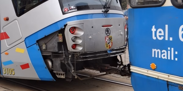 Zderzenie tramwajów na pl. Dominikańskim (ZDJĘCIA)