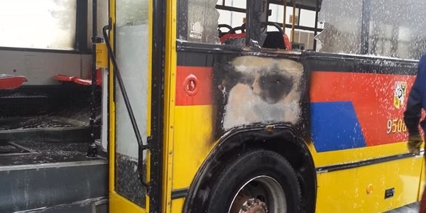 Kolejny autobus w płomieniach (ZDJĘCIA)