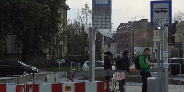 Nowe słupki i wiaty przystankowe na Psim Polu (ZDJĘCIA)
