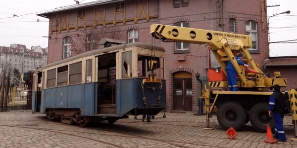 Zabytki przenoszą pod dach (ZDJĘCIA, FILM)